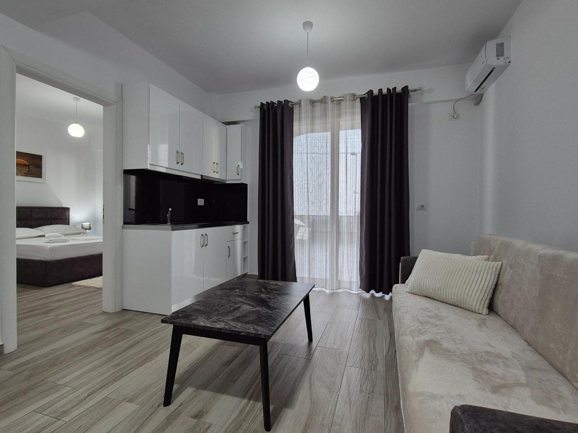 Flore Rooms Sarande Bagian luar foto