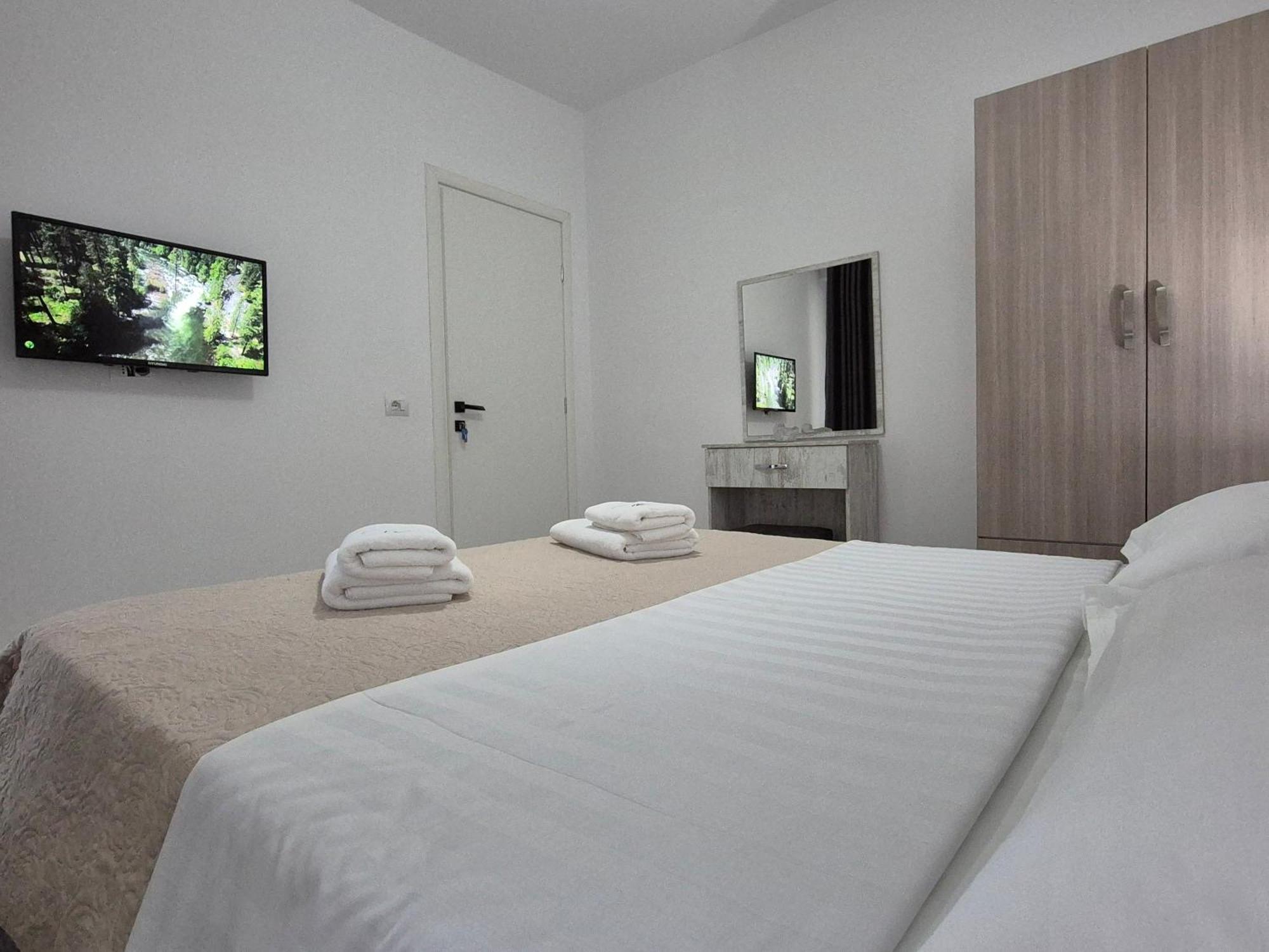 Flore Rooms Sarande Bagian luar foto