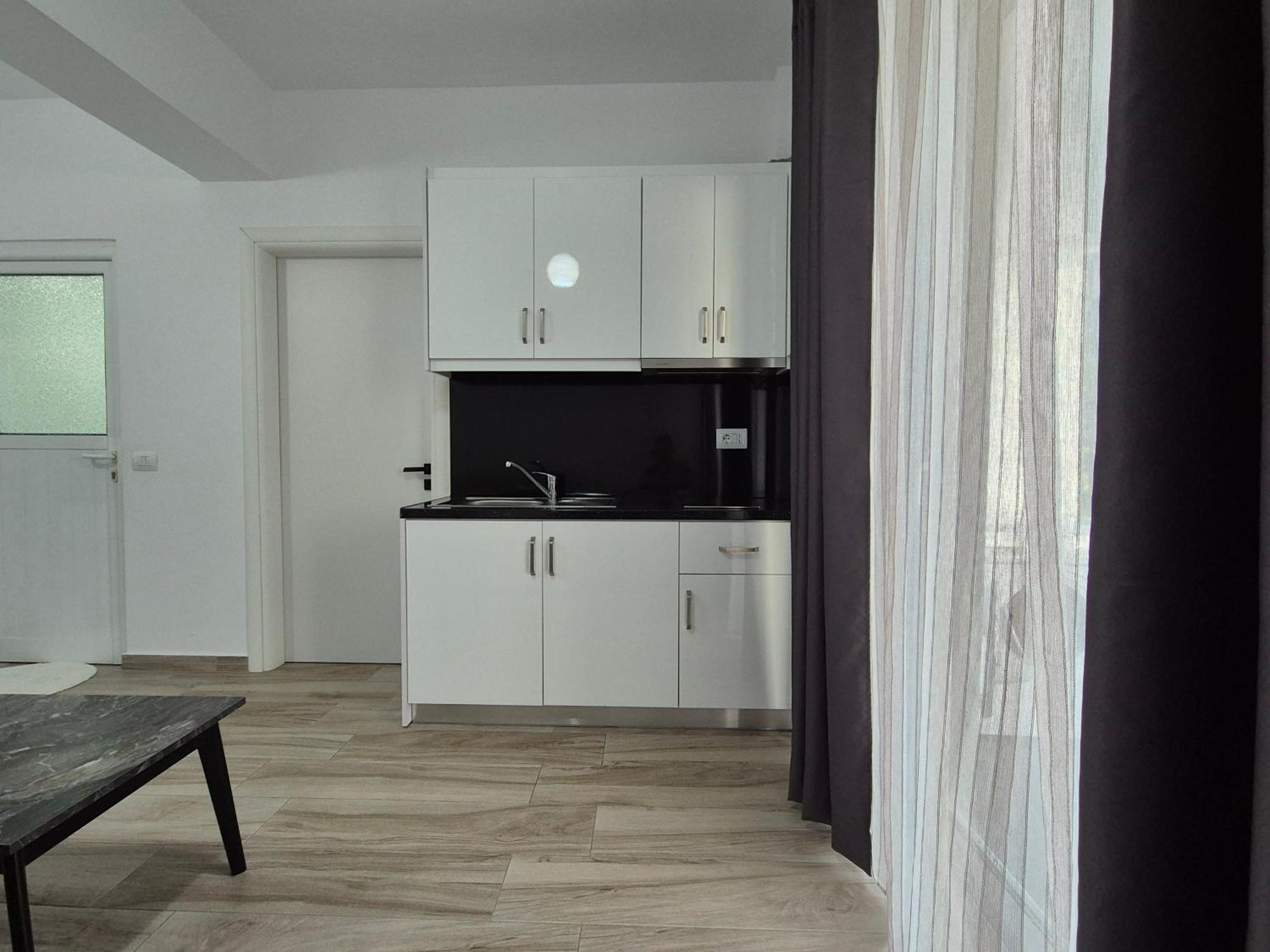 Flore Rooms Sarande Bagian luar foto